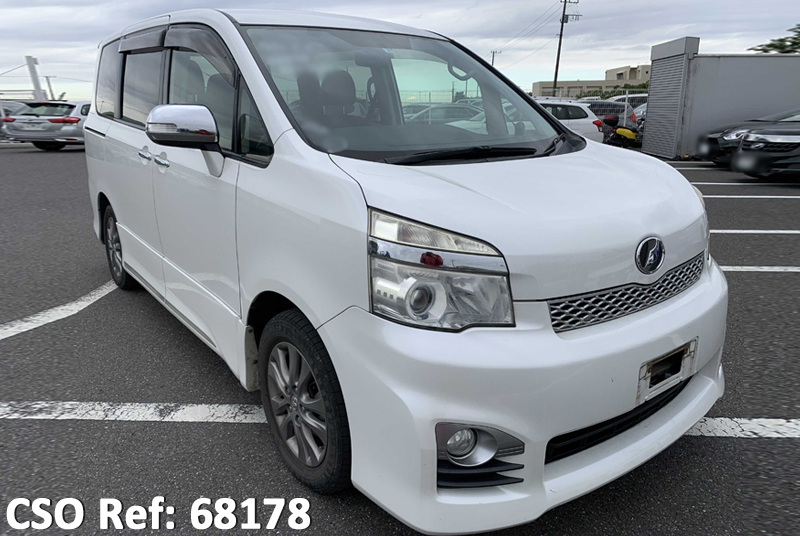 Toyota / Voxy 2013